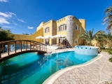 Stunning villa with a swimming pool in Mubarak 7